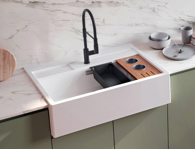 带集成配件的现代厨房水槽